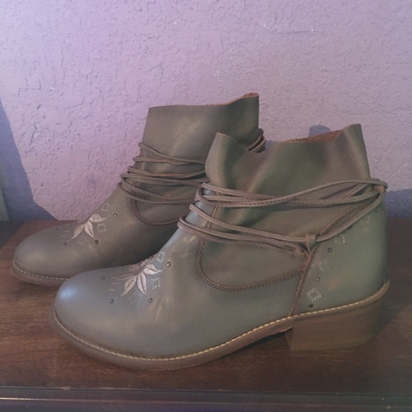 Taupe Lace-up Fringe Booties - Picture 4 of 6